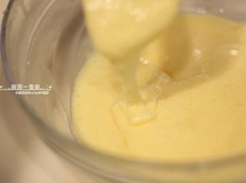 step12: 攪拌至光滑絲緞狀(提起刮刀會呈長條緞帶狀落下時)，平均倒入烤碗。