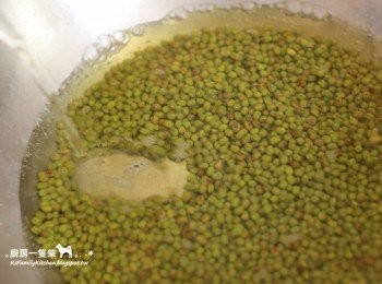 step5: 再將剩下的熱水倒入，蓋上鍋蓋，大火煮滾後轉成中小火。