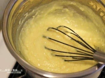 step15: 燒一小鍋水，水滾後將混合所有材料的鋼盆或玻璃盆，放上去隔水加熱，一邊稍微攪拌，直到成濃稠狀，關火。