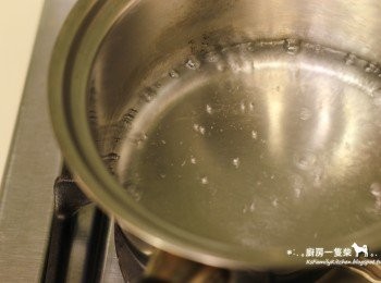 step7: 250ml水入鍋煮沸。