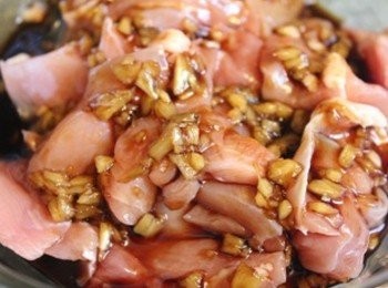 step2: 雞腿切大丁, 與醬汁一起醃30分鐘