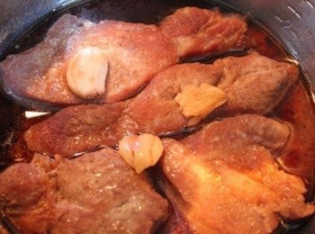 step3: 醃好的豬排連同<span class="group_2">醃醬</span>一起放入電鍋蒸熟, 外鍋3/4杯水的時間