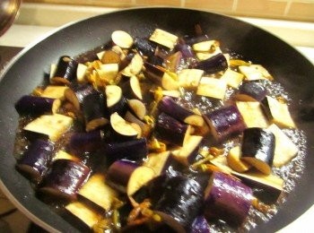 step3: 放入台東金針花及茄子拌炒,蓋鍋蓋悶煮3-5分鐘至茄子熟軟