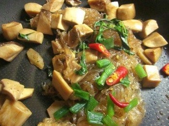 step4: 起鍋前加入葱段.黑胡椒粒.辣椒.九層塔稍拌即可上桌