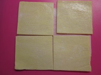 step1: 烤箱預熱170度,市售起酥皮1片切4份,再修成可放入模型的適當大小,不在意”外觀”者不修也可以
