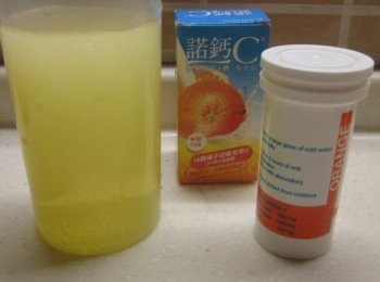 step5: 將一錠的諾鈣C發泡錠投入300cc的冷開水待溶解備用