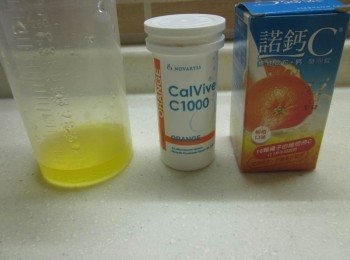 step4: 將1/2錠的諾鈣C發泡錠投入20cc的冷開水溶解備用