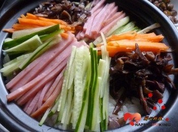 step9: 均勻的鋪上<span class="group_3">配菜</span>,可依個人喜歡加一顆蛋