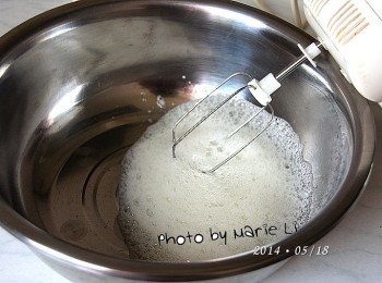 step3: 製作《蛋白霜》：

《蛋白一份 (不要沾到蛋黃、水和油)》
先將蛋白打出泡沫即可