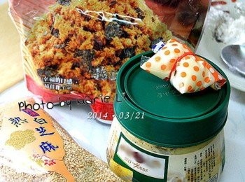 step2: 先準備好這次吐司要使用的內餡材料： 海苔肉鬆 香蒜抹醬 沙拉 芝麻 皆自行酌量使用