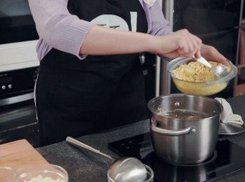 step5: 依序放入做法2-4的材料，將之煮到再次滾起