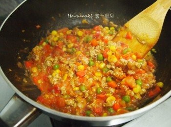 step2: 預熱焗爐  200度, 熱鍋少油把洋葱, 鮮碎豬肉,什豆併炒, 蕃茄濃湯拌勻中慢煮5分鐘