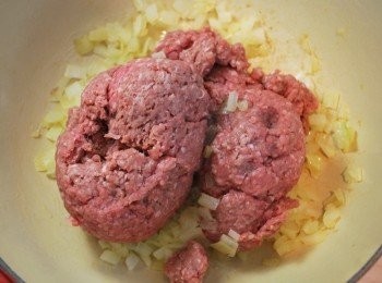 step5: 加入牛絞肉，小火炒至變色