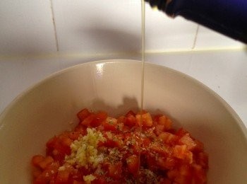 step2: 加入蒜蓉半瓣，Origano牛至，鹽，黑胡椒。少許，初榨橄欖油。