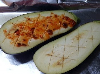 step3: 將茄子切半，在茄子上切格子紋。
