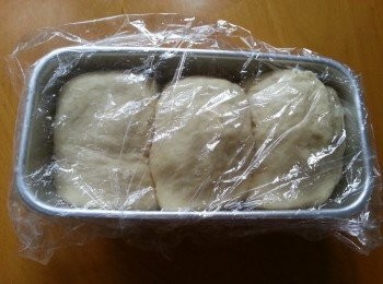 step9: 放入以搽油之模內進行30分鐘最後發酵