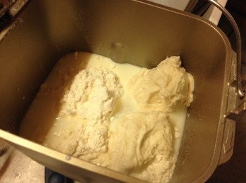 step1: 先把老種解凍，然後把材料連老種一起放進麵包桶內，酵母放入酵母格，開動麵團模式