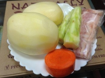 step1: 馬鈴薯切小塊、培根切小片、紅蘿蔔及花椰菜切小丁備用。