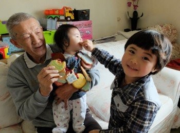 step12: ，一個長輩拿下<span class="group_1">餅乾</span>往孩子的嘴邊說說吉祥話，然後吃掉！