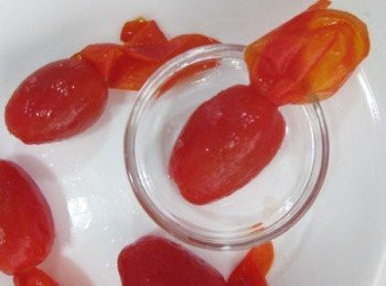 step3: 將番茄去皮後放入冰鎮<span class="group_2">梅子浸漬汁</span>中，移至冰箱冷藏，約浸漬一天即可入味。