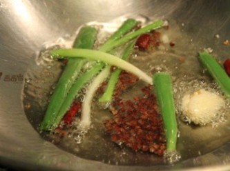 step2: 油加熱放入青蔥、蒜頭、乾辣椒與花椒粒爆香，瀝出花椒粒等備用。