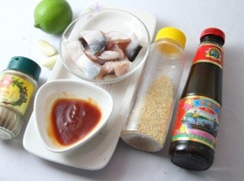 step1: 鮮魚片切成條狀，灑上低筋麵粉拌勻。蒜頭切末。取容器將李錦記舊庄特級蠔油和其他<span class="group_2">調味料</span>調勻