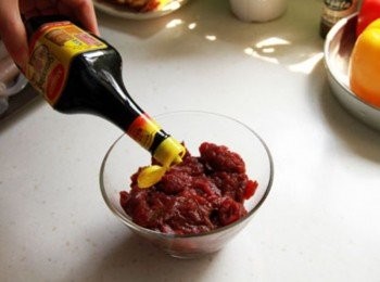 step2: 牛肉片先以美極鮮味露與米酒醃15~20分鐘。米線燙熟泡入冷水放涼。