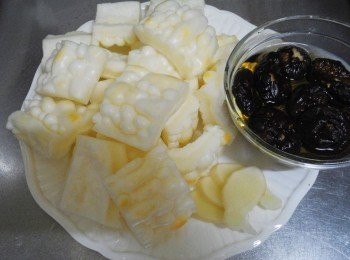 step1: 1.先準備好所需<span class="group_1">材料</span>苦瓜洗淨去籽切塊ˊ
薑切片ˊ香菇洗淨泡水軟化備用