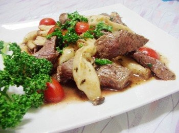 step10: 印象中紅酒配紅肉ˊ白酒配白肉ˊ 但這衝突的搭配效果卻意外的協調喔ˊ 牛肉鮮嫩多汁 ˊ還多了清新風味ˊ真的比外面牛排館還正點喔~~ 心動快行動囉~~ 新鮮巴西利如果不容易購買，可用乾燥的取代ˊ隨意開心就好~~PS:牛肉下鍋前別抹鹽ˊ會讓美味湯汁流失 杏鮑菇經過乾煸程序，能幫助多糖體釋放出來，口感也會更美妙哦~