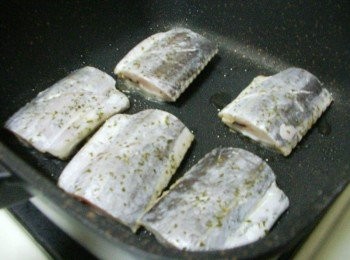 step3: 步驟3鍋熱再放油ˊ油熱再放魚ˊ先用大火讓魚面定型ˊ 然後再改以中小火煎至內部熟透ˊ約2~3分鐘