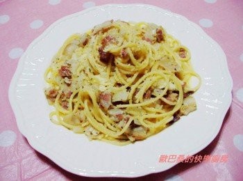 step6: 一道好吃的義大利麵ˊ不管是任何口味都一樣 ˊ 最後得的收汁非常重要ˊ 一定要讓醬汁和麵相溶合ˊ 不要湯是湯ˊ麵是麵....... 這也是好吃的關鍵哦~ 喜歡的趕緊試試吧~~ 通常市售義大利1包都為500g也就是5人份 ˊ 我們平時煮1人份量大約用100gˊ 當然如果胃口好想多煮些ˊ那就自己酌量加入<span class="group_2">調味</span>醬汁及配料囉ˊ 提供大家做參考~