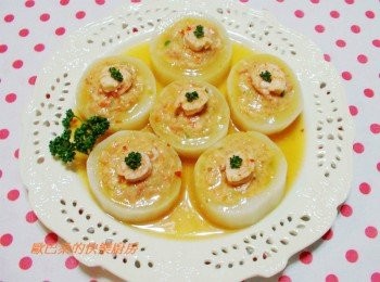 step4: 最後將煮熟的蝦子裝飾於白玉盅上ˊ並擺上巴西利末ˊ 然後將湯汁均勻淋上即可