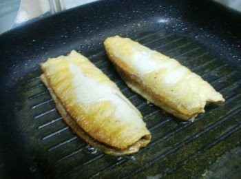 step5: 待外層魚皮略煎2分鐘後ˊ將魚肚對夾ˊ再將表面用鍋鏟稍為施壓ˊ 煎至完全金黃香酥即可