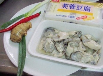 step1: 先準備好所需<span class="group_1">材料</span>ˊ青蚵確實洗淨瀝除水份備用