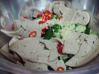 step4: 準備適合容器ˊ加入白砂糖和小黃瓜拌勻ˊ接著加入步驟2瀝乾水份的豬肝ˊ 和剩下所有預搭配的蒜末ˊ薑末各1茶匙ˊ辣椒1根