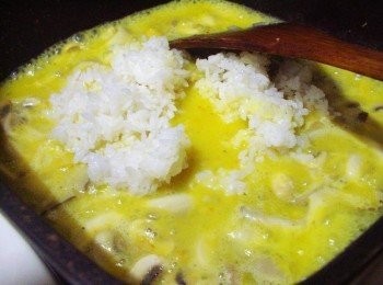 step6: 將完成的湯汁和白飯一起悶煮入味ˊ並慢慢收汁至喜好程度即可