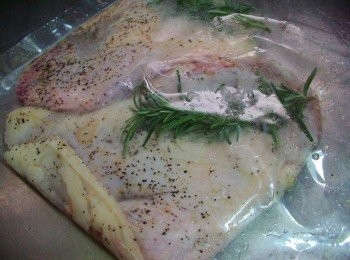 step4: 可以前一天先處理好ˊ味道會更入味ˊ(沒有迷迭香也無妨) 現在超市有許多乾燥香草ˊ只要喜歡都能替代運用