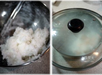 step2: 用100度的熱開水倒入澄粉裡，快速拌勻。拌勻後蓋上蓋子燜5分鐘