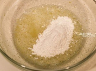 step3: 再將過篩的低筋麵粉加入攪拌均勻至無粉粒。