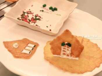 step15: 利用蛋白糖霜將烤好的<span class="group_1">杏仁瓦片</span>、裝飾糖果組合成喜歡的樣式。