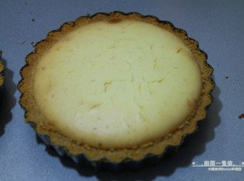 step8: <span class="group_2">乳酪餡</span>送入烤箱烘烤40分鐘取出，完全放涼後進冰箱冷藏(一樣先別脫模)。