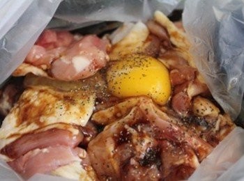 step2: 取一塑膠袋(或容器) 將雞腿與醃料放入, 並打入一顆蛋與少許黑胡椒粉, 搓揉均勻