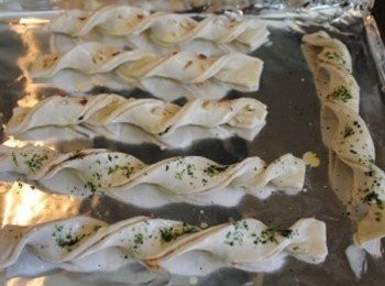 step3: 把螺旋酥棒移至烤盤上, 表面均勻的抹上<span class="group_2">全蛋液</span>後, 在巧克力內餡的酥棒上灑上杏仁片, 肉鬆內餡的酥棒上灑上海苔粉