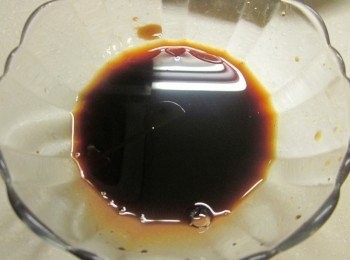 step3: 將味全淬釀醬油露.烏醋.蜂蜜調成一碗備用
