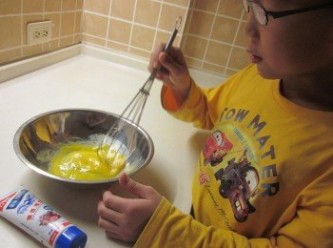 step3: 先將蛋黃打散加入鮮奶油和鮮奶.鷹牌煉奶攪勻,再過濾布丁液