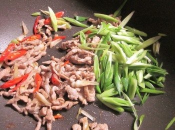 step5: 作法4.加入蒜青稍炒,再淋上美極鮮味露,米酒快速炒勻,起鍋前淋少許香油即可