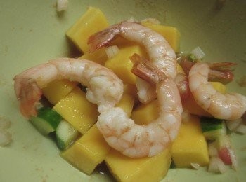 step5: 作法4.再加入鮮蝦.芒果丁拌勻即可