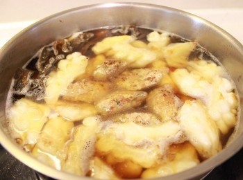 step4: 加水滿過材料及所有調味料，煮滾後嚐ㄧ下味道，可適時調整。煮滾後，蓋上鍋蓋，若加的是肉丸子，悶煮20分鐘。若加的是豬肉，悶煮30～40分鐘。