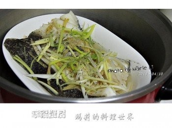 step4: 電鍋起跳後加進蔥絲、灑上一些義大利香料 將鍋蓋再蓋上讓它悶一下即可