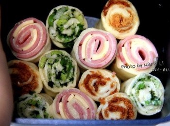 step3: 隨自己喜愛分配，將十二段小捲放進容器內 先進麵包機裡設定 Mode21 《生種酵母模式》做最後發酵 然後就可以去忙甜口味的蒸麵包部份了‧‧‧